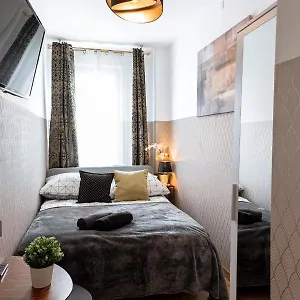 Clicktheflat Conrada Хостел